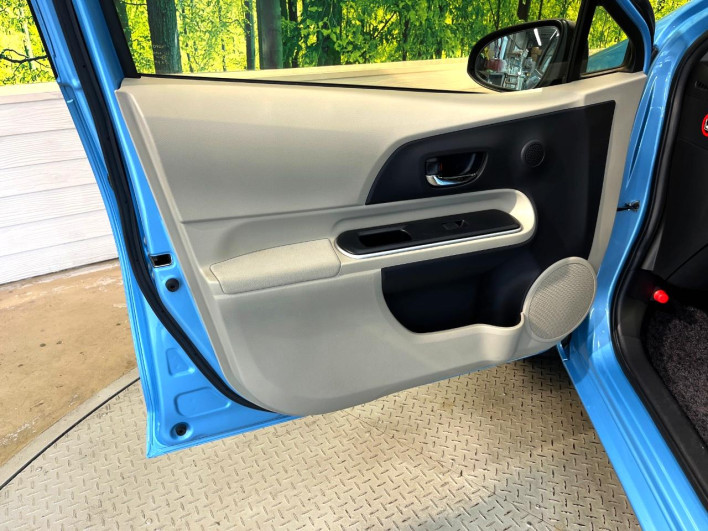 2013 Toyota Aqua DAA-NHP10 (UW-6a2e1be12a2a6)[29]