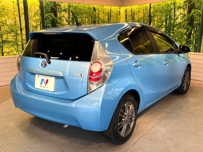 2013 Toyota Aqua DAA-NHP10 (UW-6a2e1be12a2a6)[10]