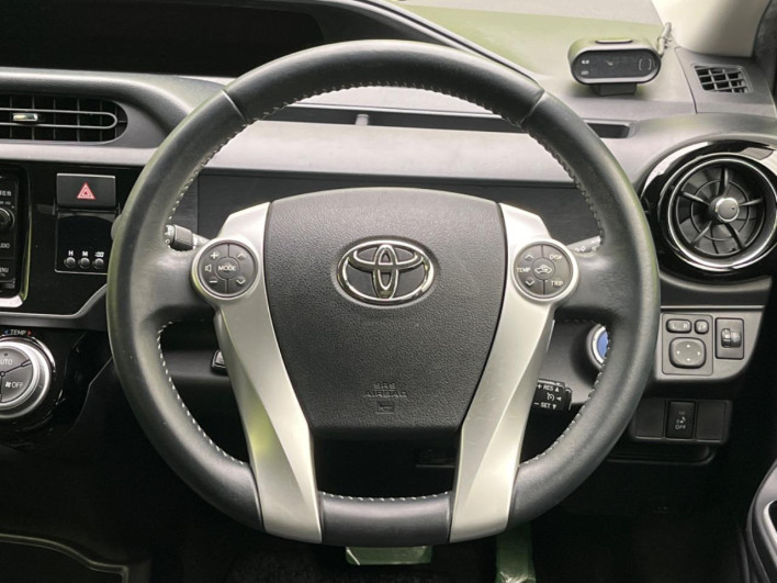 2015 Toyota Aqua DAA-NHP10 (UW-6a2e1be258a5e)[18]