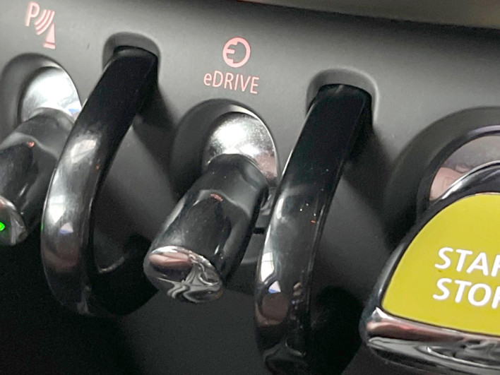 2020 Rover Mini 3LA-YU15T (UW-6a2e1c3e23026)[17]