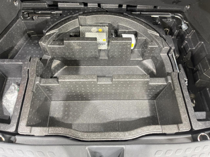2017 Toyota C-HR DAA-ZYX10 (UW-6a2e1c7e5d14a)[29]