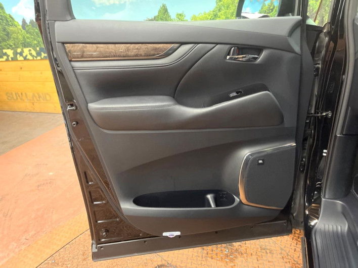 2022 Toyota Alphard Hybrid 6AA-AYH30W (UW-6a2f6bce980d6)[6]