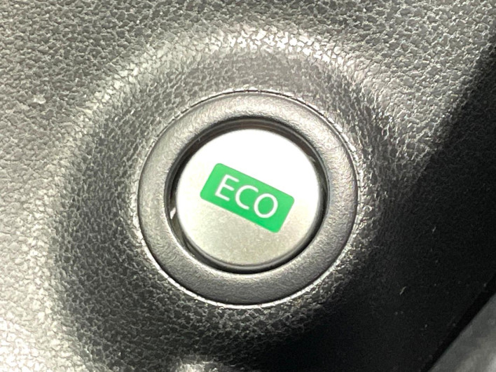 2013 Nissan Note DBA-E12 (UW-6a2f6c0458506)[26]