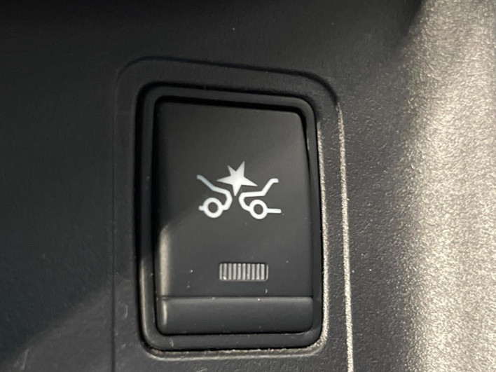2016 Nissan Serena DAA-GFC27 (UW-6a2f6c1c8fec4)[13]