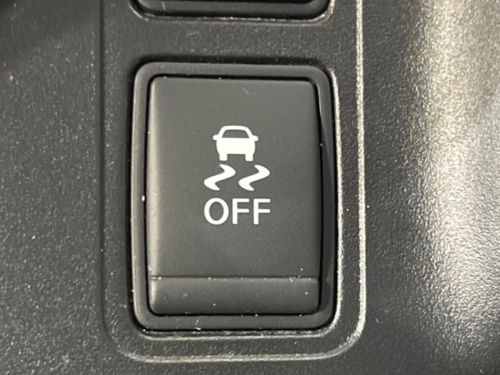 2016 Nissan Serena DAA-GFC27 (UW-6a2f6c1c8fec4)[14]
