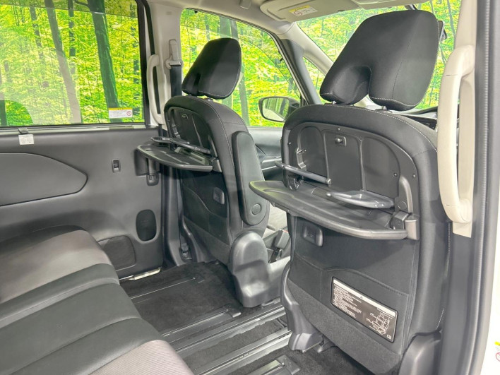 2017 Nissan Serena DAA-GFC27 (UW-6a2f6c1c93a5f)[26]