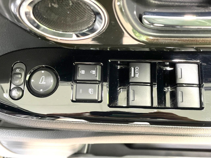 2019 Honda N-BOX CUSTOM DBA-JF3 (UW-6a2f6c5def6e7)[10]