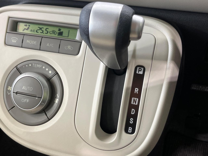 2013 Daihatsu Mira Cocoa DBA-L675S (UW-6a2f6c8e75a2d)[26]