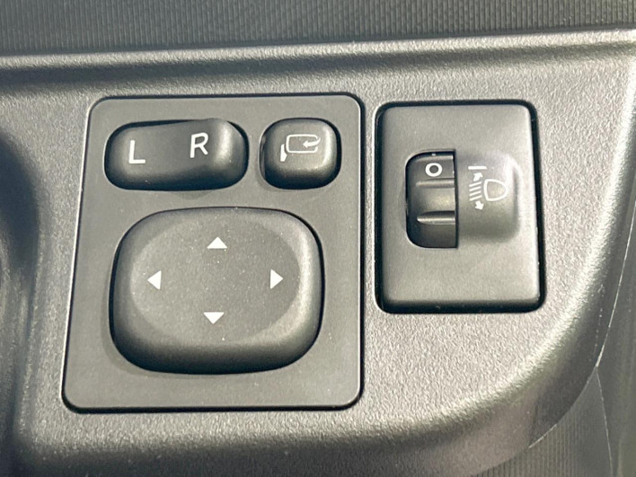 2016 Toyota Aqua DAA-NHP10 (UW-6a2f6d1e54cee)[19]