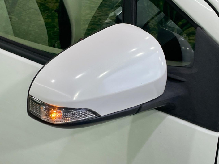 2013 Toyota Aqua DAA-NHP10 (UW-6a2f6d21207d8)[26]