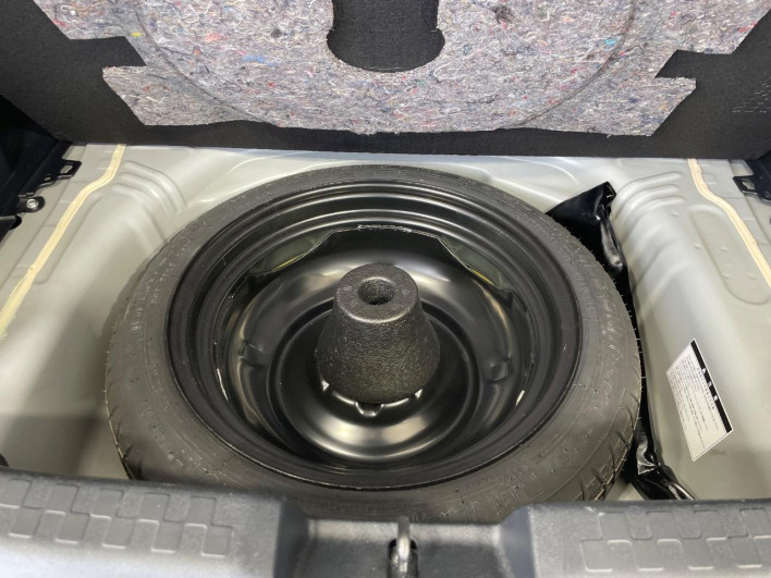 2013 Toyota Aqua DAA-NHP10 (UW-6a2f6d21207d8)[12]