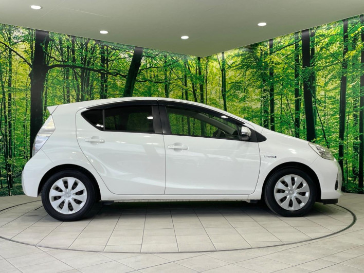 2013 Toyota Aqua DAA-NHP10 (UW-6a2f6d21207d8)[8]
