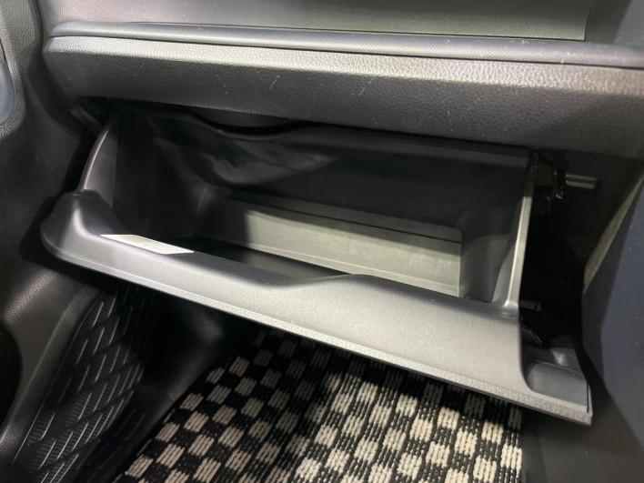 2015 Toyota Voxy DBA-ZRR80W (UW-6a2f6d781ebb4)[7]