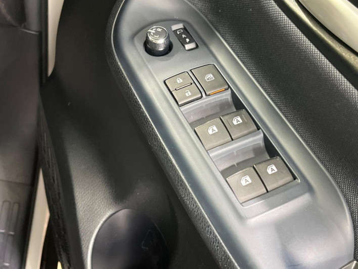 2015 Toyota Voxy DBA-ZRR80W (UW-6a2f6d781ebb4)[25]