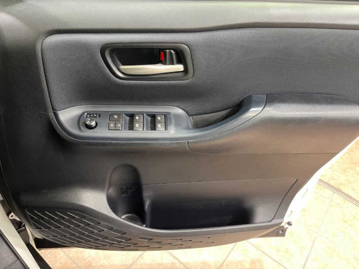 2015 Toyota Voxy DBA-ZRR80W (UW-6a2f6d781ebb4)[24]