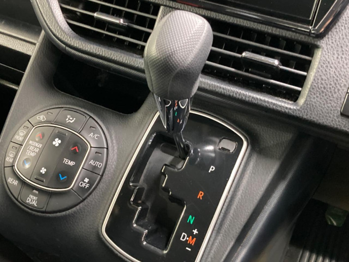 2016 Toyota Noah DBA-ZRR80G (UW-6a2f6d790c3da)[12]