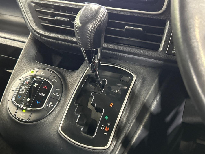 2014 Toyota Voxy DBA-ZRR85W (UW-6a2f6d800b2aa)[18]