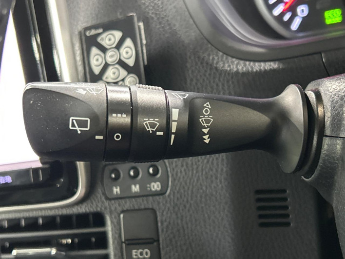 2014 Toyota Voxy DBA-ZRR85W (UW-6a2f6d800b2aa)[24]