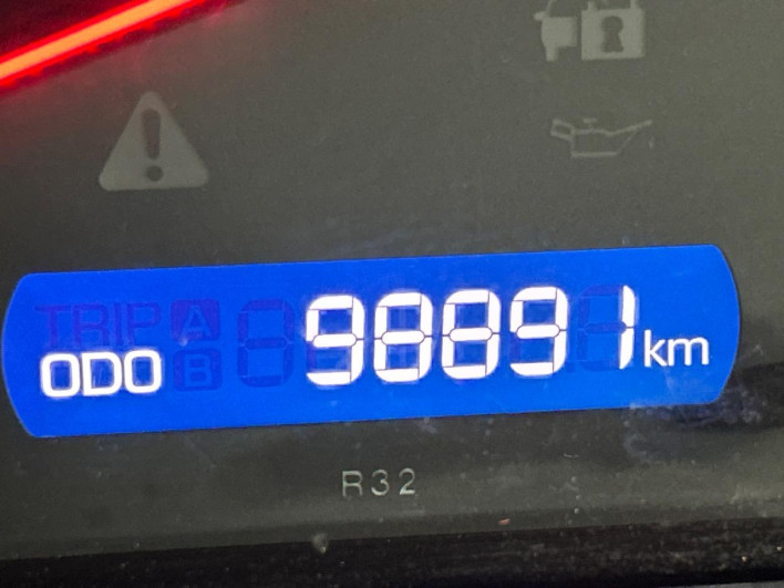 2014 Toyota Voxy DBA-ZRR85W (UW-6a2f6d800b2aa)[2]