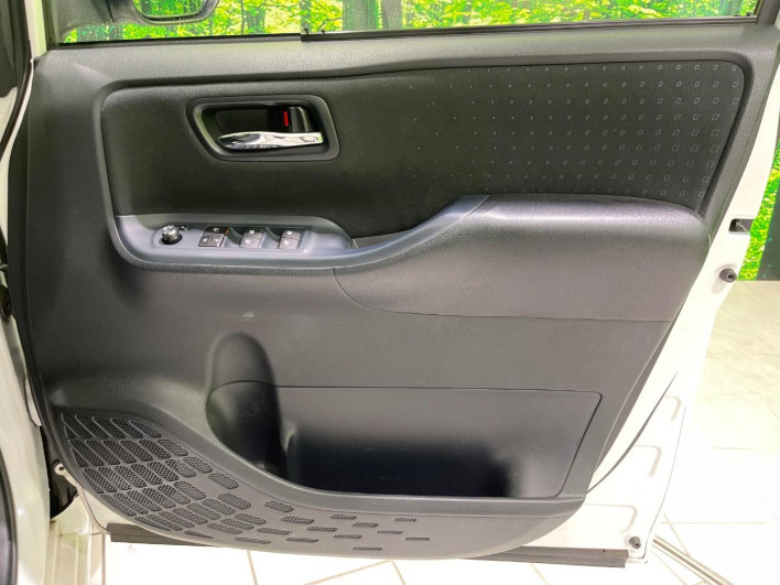2015 Toyota Voxy DAA-ZWR80G (UW-6a2f6d97ba0cd)[17]