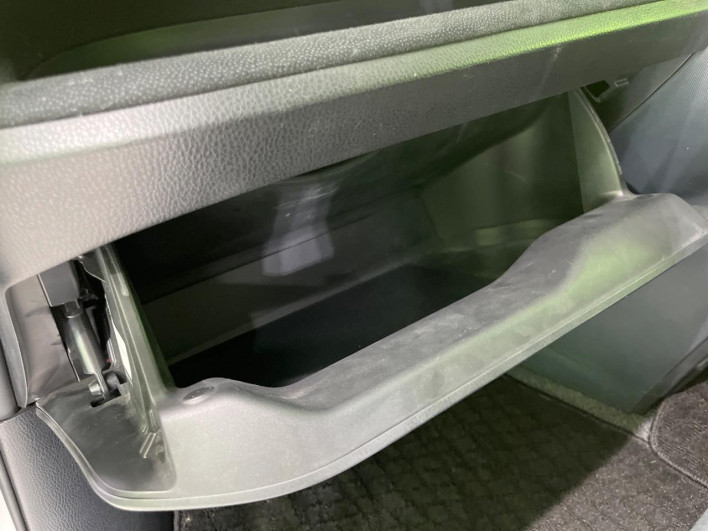 2015 Toyota Voxy DAA-ZWR80G (UW-6a2f6d97ba0cd)[26]