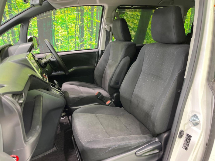 2015 Toyota Voxy DAA-ZWR80G (UW-6a2f6d97ba0cd)[14]