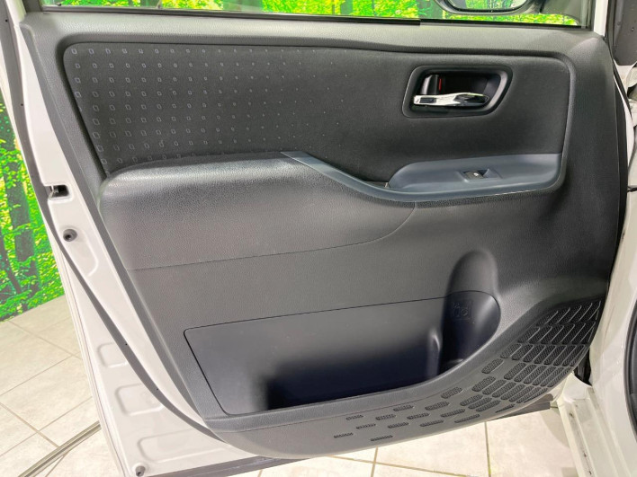 2015 Toyota Voxy DAA-ZWR80G (UW-6a2f6d97ba0cd)[24]