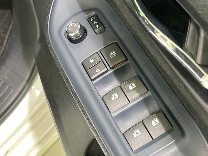 2015 Toyota Voxy DAA-ZWR80G (UW-6a2f6d97ba0cd)[18]