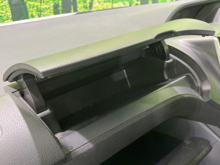2015 Toyota Voxy DAA-ZWR80G (UW-6a2f6d97ba0cd)[25]