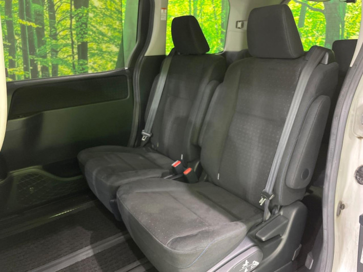 2015 Toyota Voxy DAA-ZWR80G (UW-6a2f6d97ba0cd)[11]