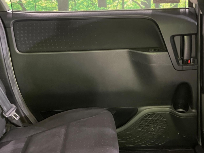 2015 Toyota Voxy DAA-ZWR80G (UW-6a2f6d97ba0cd)[10]
