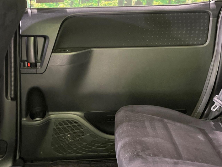 2015 Toyota Voxy DAA-ZWR80G (UW-6a2f6d97ba0cd)[13]