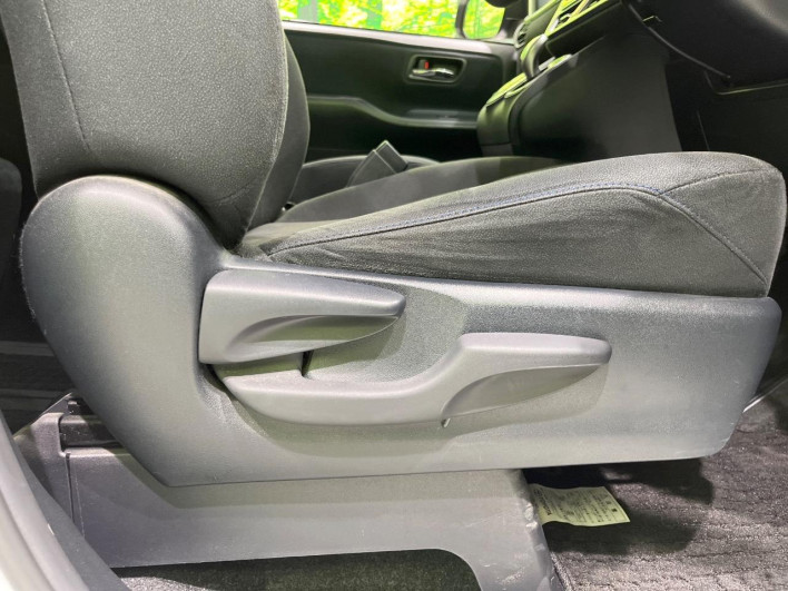 2015 Toyota Voxy DAA-ZWR80G (UW-6a2f6d97ba0cd)[4]