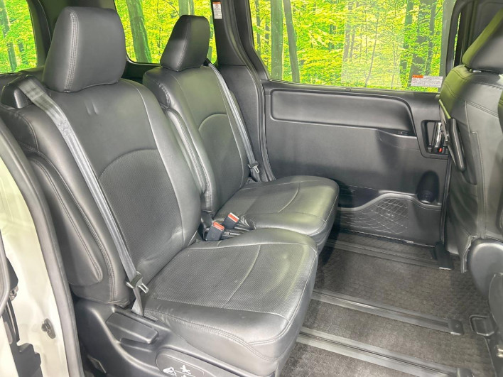 2017 Toyota Noah DAA-ZWR80G (UW-6a2f6d98dd458)[24]