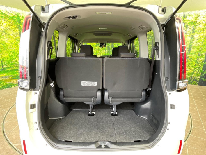 2020 Toyota Noah DAA-ZWR80G (UW-6a2f6d9a9f43f)[21]
