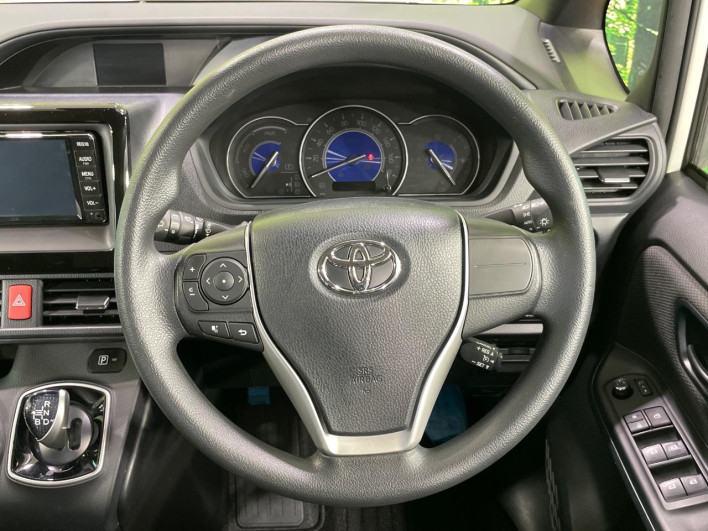 2020 Toyota Noah DAA-ZWR80G (UW-6a2f6d9a9f43f)[29]