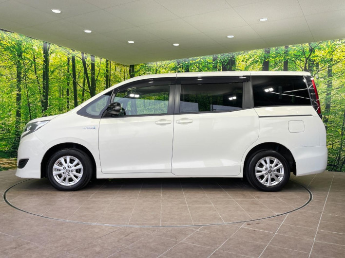 2020 Toyota Noah DAA-ZWR80G (UW-6a2f6d9a9f43f)[15]
