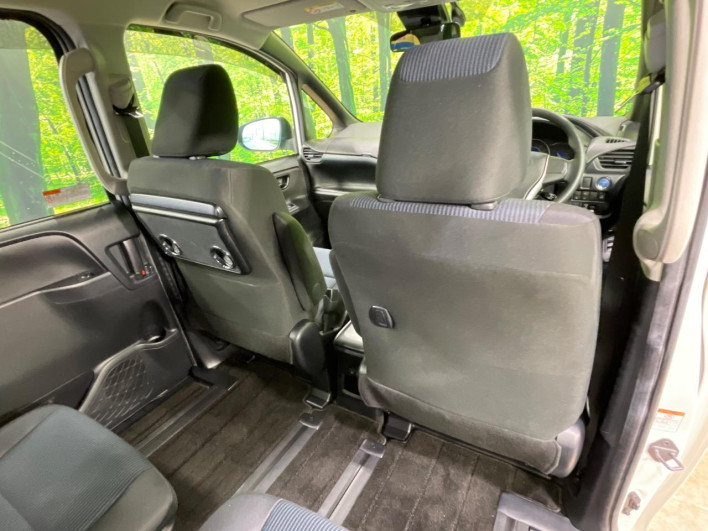 2020 Toyota Noah DAA-ZWR80G (UW-6a2f6d9a9f43f)[26]