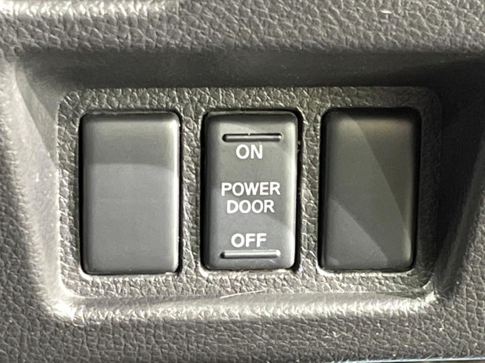 2012 Nissan Serena DBA-FC26 (UW-6a30bdc972225)[21]