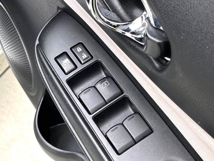 2017 Nissan Note DAA-HE12 (UW-6a30bdfeaf988)[8]