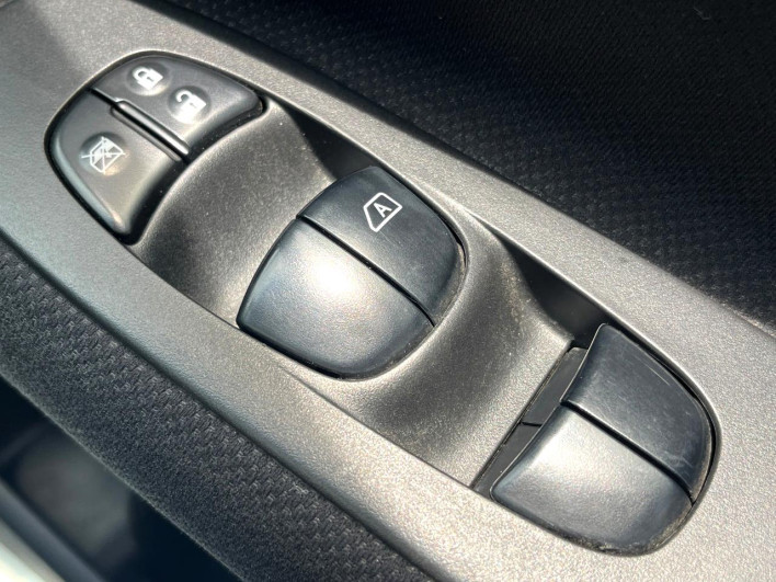 2014 Nissan Serena DAA-HFC26 (UW-6a30be08c194c)[9]