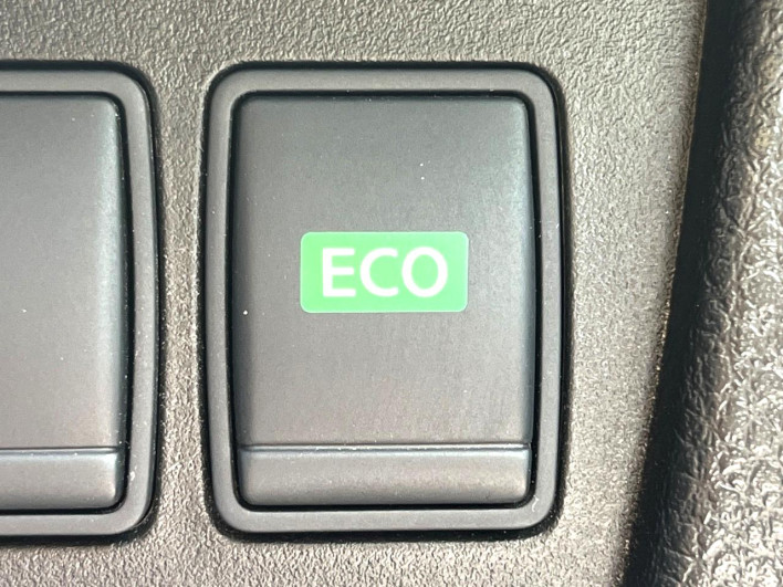 2014 Nissan Serena DAA-HFC26 (UW-6a30be08c194c)[11]