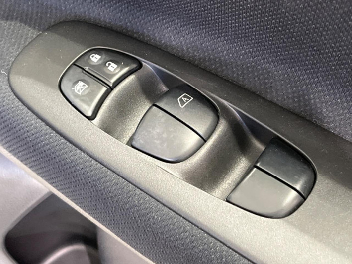 2015 Nissan Serena DAA-HFC26 (UW-6a30be09521c9)[28]