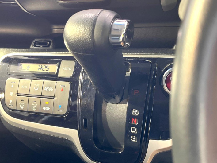 2015 Honda N-BOX CUSTOM DBA-JF1 (UW-6a30be20144e4)[13]