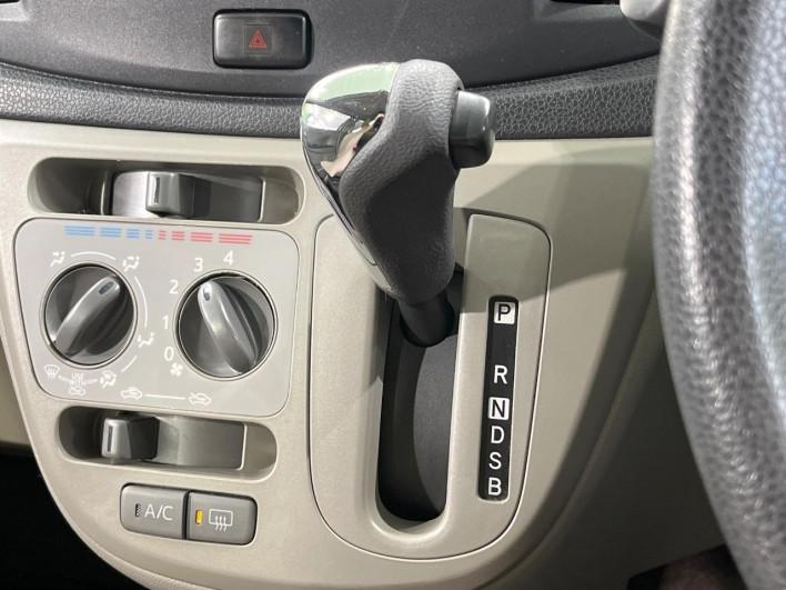 2011 Daihatsu Mirai Ease DBA-LA300S (UW-6a30be630654c)[29]