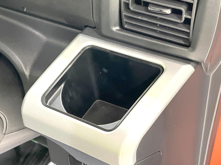 2015 Toyota Pixis Mega DBA-LA700A (UW-6a30be7c8d88d)[22]