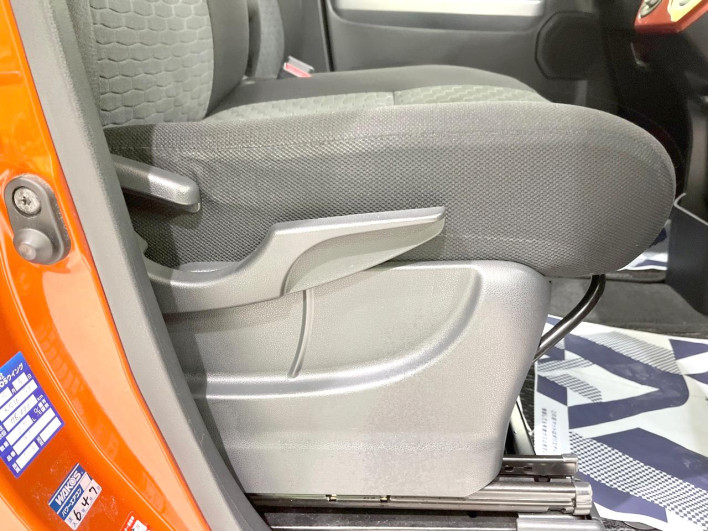 2015 Toyota Pixis Mega DBA-LA700A (UW-6a30be7c8d88d)[17]