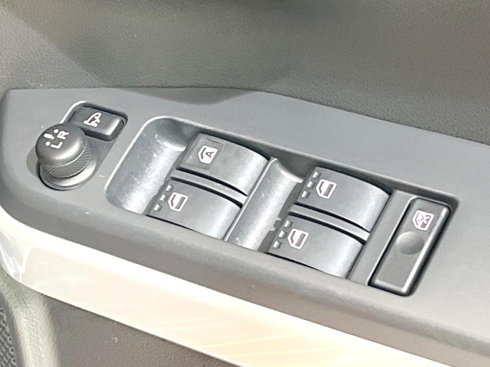 2015 Toyota Pixis Mega DBA-LA700A (UW-6a30be7c8d88d)[21]