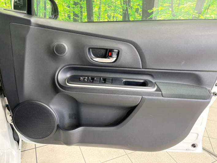 2013 Toyota Aqua DAA-NHP10 (UW-6a30bf06c9327)[12]