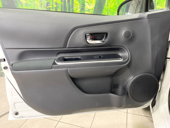 2013 Toyota Aqua DAA-NHP10 (UW-6a30bf06c9327)[10]